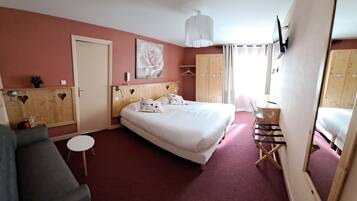 Superior tweepersoonskamer | Individueel gedecoreerd, individueel gemeubileerd, een bureau