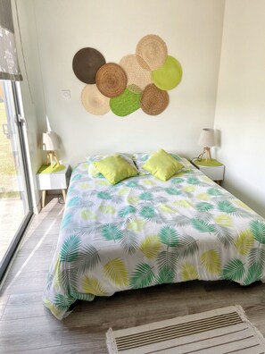 Iron/ironing board, travel crib, free WiFi