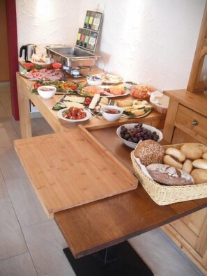 Daily buffet breakfast (EUR 7.50 per person) - Ferienwohnung Bischoff (Winnweiler)