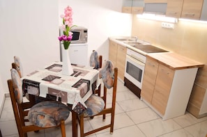 Grand Apartment | Private kitchen | Full-size fridge, microwave, oven, stovetop - Lorabel Apartmanház Hévíz (Hévíz)
