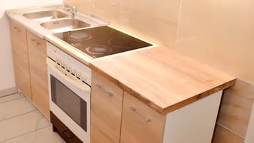Grand Apartment | Private kitchen | Full-size fridge, microwave, oven, stovetop