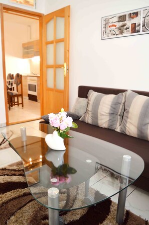 Grand Apartment | Free WiFi, bed sheets