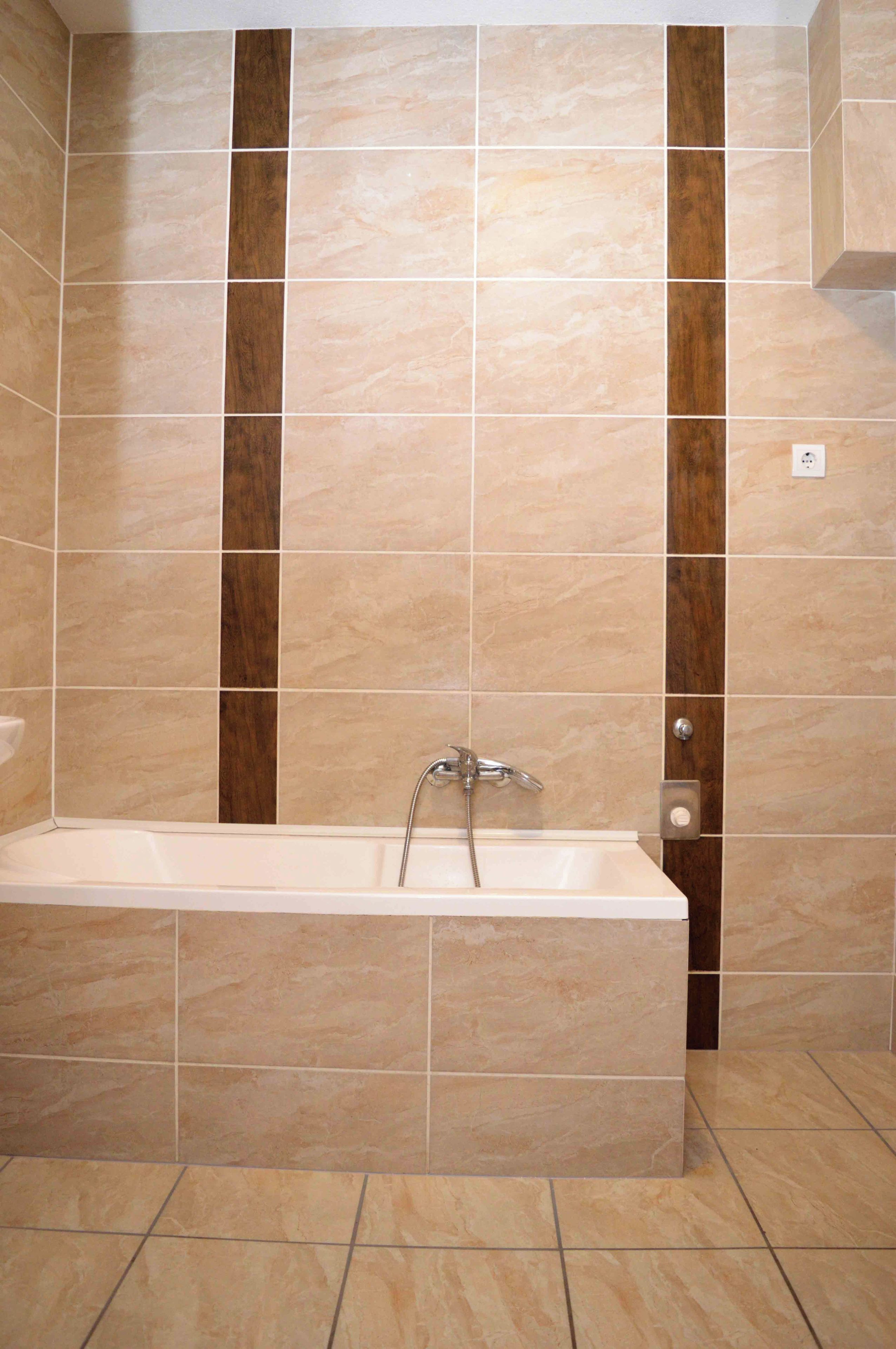 Un baño con bañera, ducha e inodoro.
