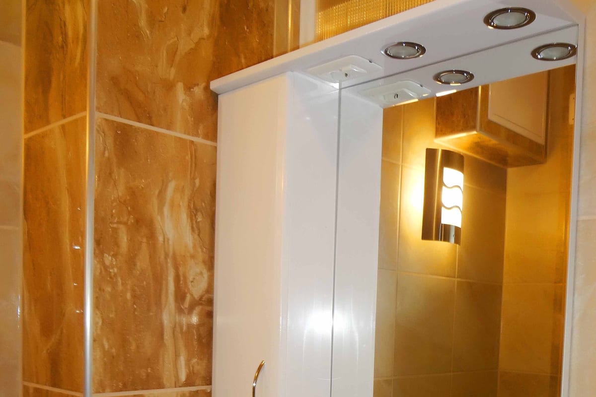 Design-Apartment | Badezimmer | Kostenlose Toilettenartikel, Haartrockner, Handtücher, Shampoo