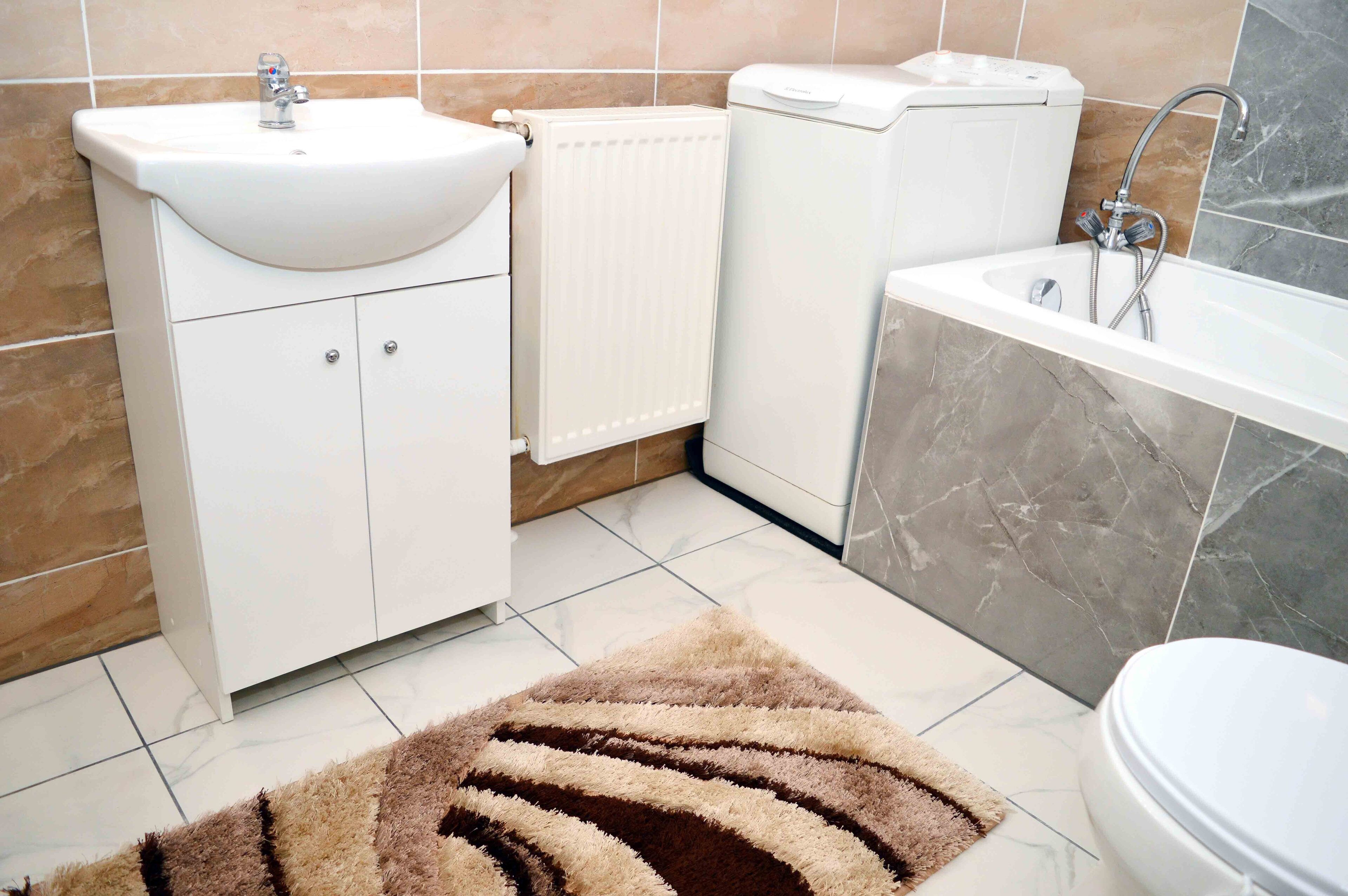 A bathroom with a sink, toilet, and bathtub.