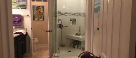 Haartrockner, HandtĂŒcher, Seife, Shampoo