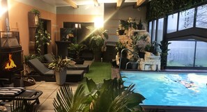 Una piscina techada, una piscina al aire libre