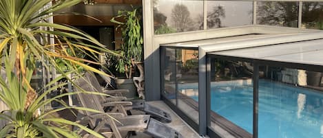 Inomhuspool och utomhuspool, öppettider: 09.00 till 23.00, och solstolar