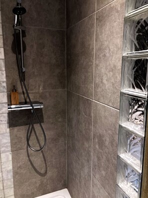Baignoire et douche séparées, baignoire profonde, séchoir à cheveux