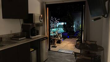Studio Suite Superior | Dapur pribadi | Lemari es kecil, microwave, kompor, dan mesin espresso