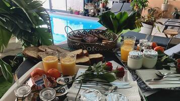 Free daily cooked-to-order breakfast