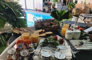 فطور مطهو حسب الطلب مجانًا يوميًا