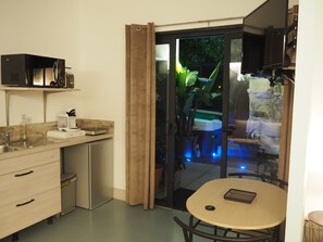 Comfort Triple Room (Déesse) | Dapur kecil peribadi | Peti sejuk mini, ketuhar gelombang mikro, dapur, pembancuh kopi espreso 