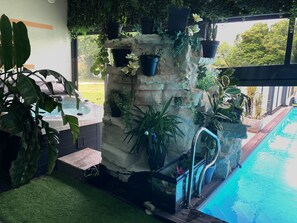 Una piscina techada, una piscina al aire libre