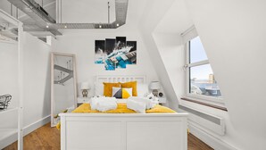 Panoramic Studio | Blackout drapes, iron/ironing board, WiFi (free), bed sheets - Stay In Cardiff Crichton House (Cardiff)