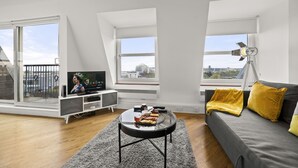 Panoramic Studio | Living area | Flat-screen TV - Stay In Cardiff Crichton House (Cardiff)