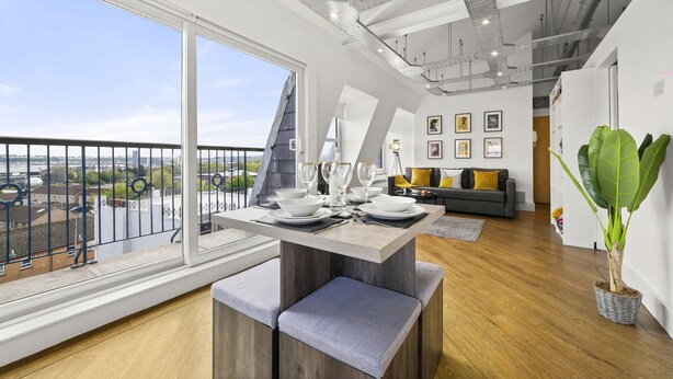 Panoramic Studio | In-room dining - Stay In Cardiff Crichton House (Cardiff)