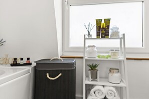 Bathroom - Stay In Cardiff Crichton House (Cardiff)