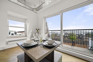 Panoramic Studio | In-room dining - Stay In Cardiff Crichton House (Cardiff)