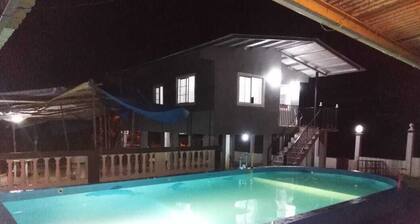 Jacuzy, pool and lake at the same house.