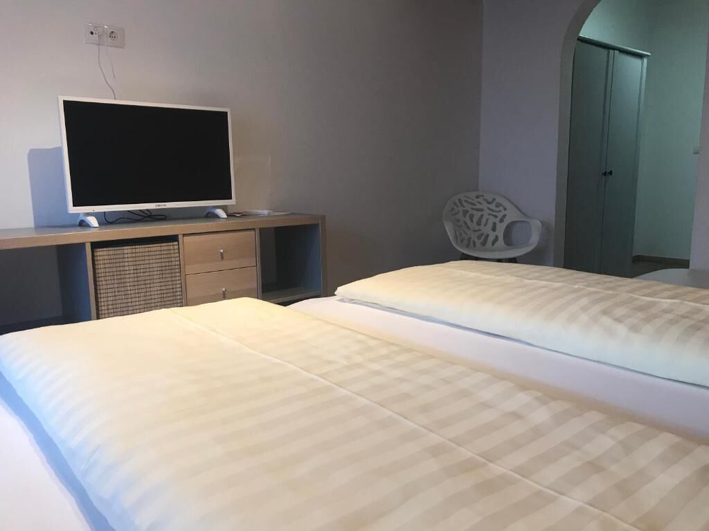 Schreibtisch, Bügeleisen/Bügelbrett, kostenlose Babybetten
