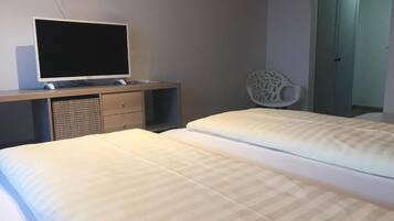 Schreibtisch, Bügeleisen/Bügelbrett, kostenlose Babybetten