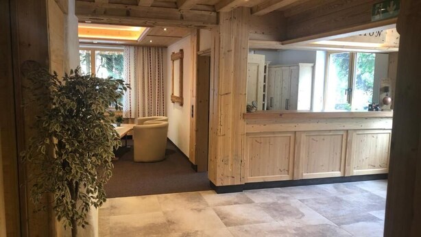 Una cocina amplia con armarios de madera y un ventanal grande.