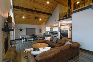 Televisión y chimenea 