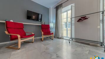 Estudio Confort, terraza | Zona de estar | Televisión de pantalla plana de 30 pulgadas con canales digitales