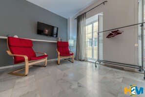 Comfort-Studio, Terrasse | Wohnbereich | 30-Zoll-Flachbildfernseher mit Digitalempfang, Fernseher