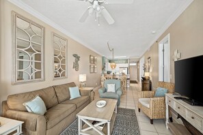 Smart TV, DVD player, books, stereo - Gulf front condo with large balcony overlooking Gulf of America (Gulf Shores)