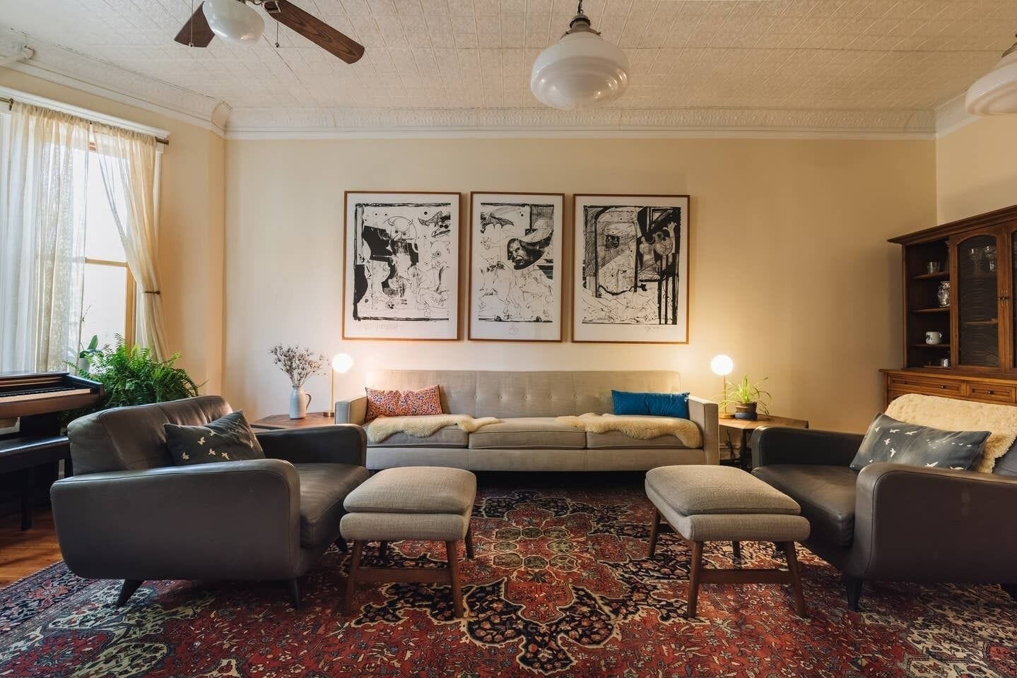 TV, DVD-spiller, bøker og filmbibliotek