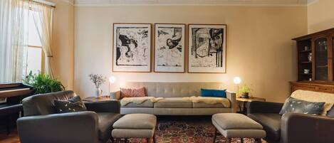 TV, DVD-spiller, bøker og filmbibliotek