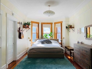 4 bedrooms, desk, iron/ironing board, free WiFi