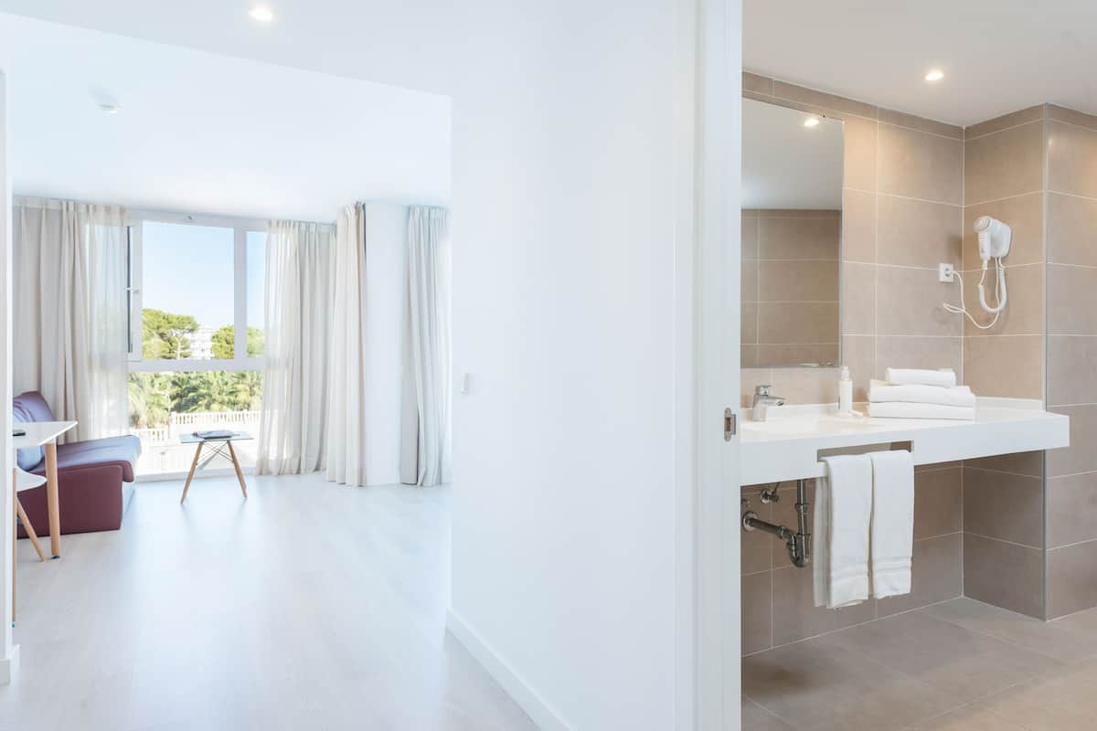 2 chambres, coffres-forts dans les chambres, lits bébé (gratuits)