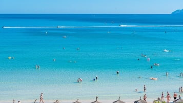 Plage, sable blanc, chaises longues, parasols