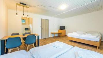 Family Bungalow | Desk, laptop workspace, free WiFi, bed sheets