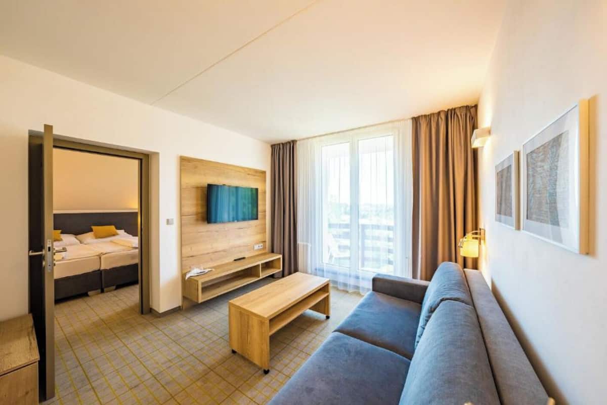 Deluxe Studio Suite | Desk, laptop workspace, WiFi (free), bed sheets