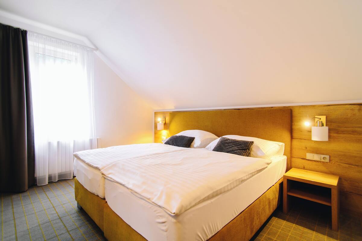 Junior Studio Suite | Desk, laptop workspace, WiFi (free), bed sheets