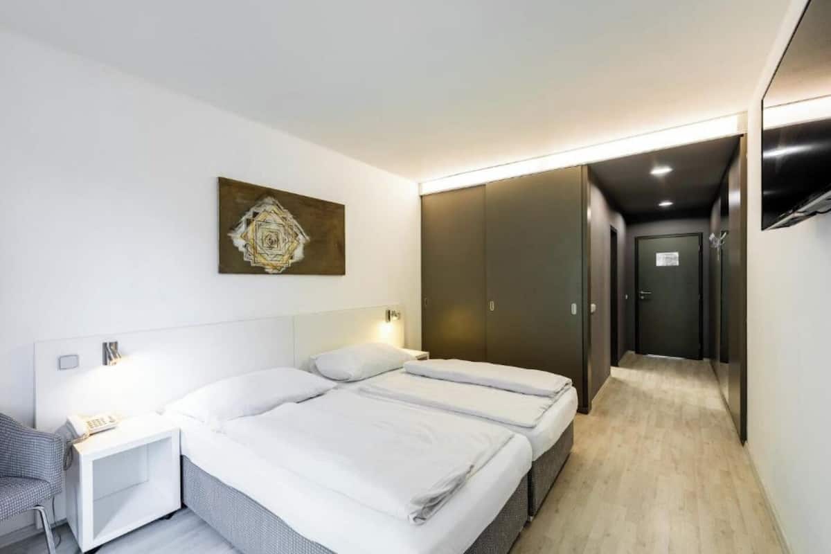 Superior Double or Twin Room | Desk, laptop workspace, WiFi (free), bed sheets