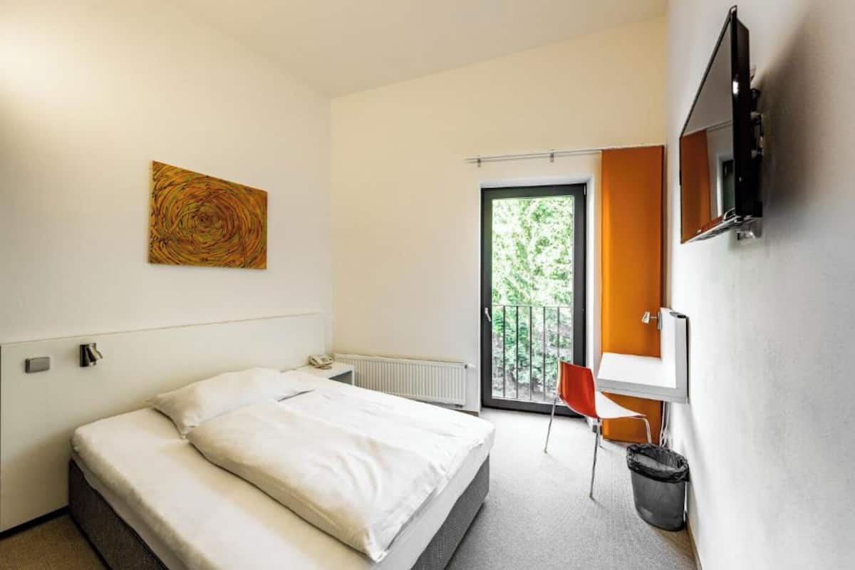 Superior Single Room | Desk, laptop workspace, WiFi (free), bed sheets