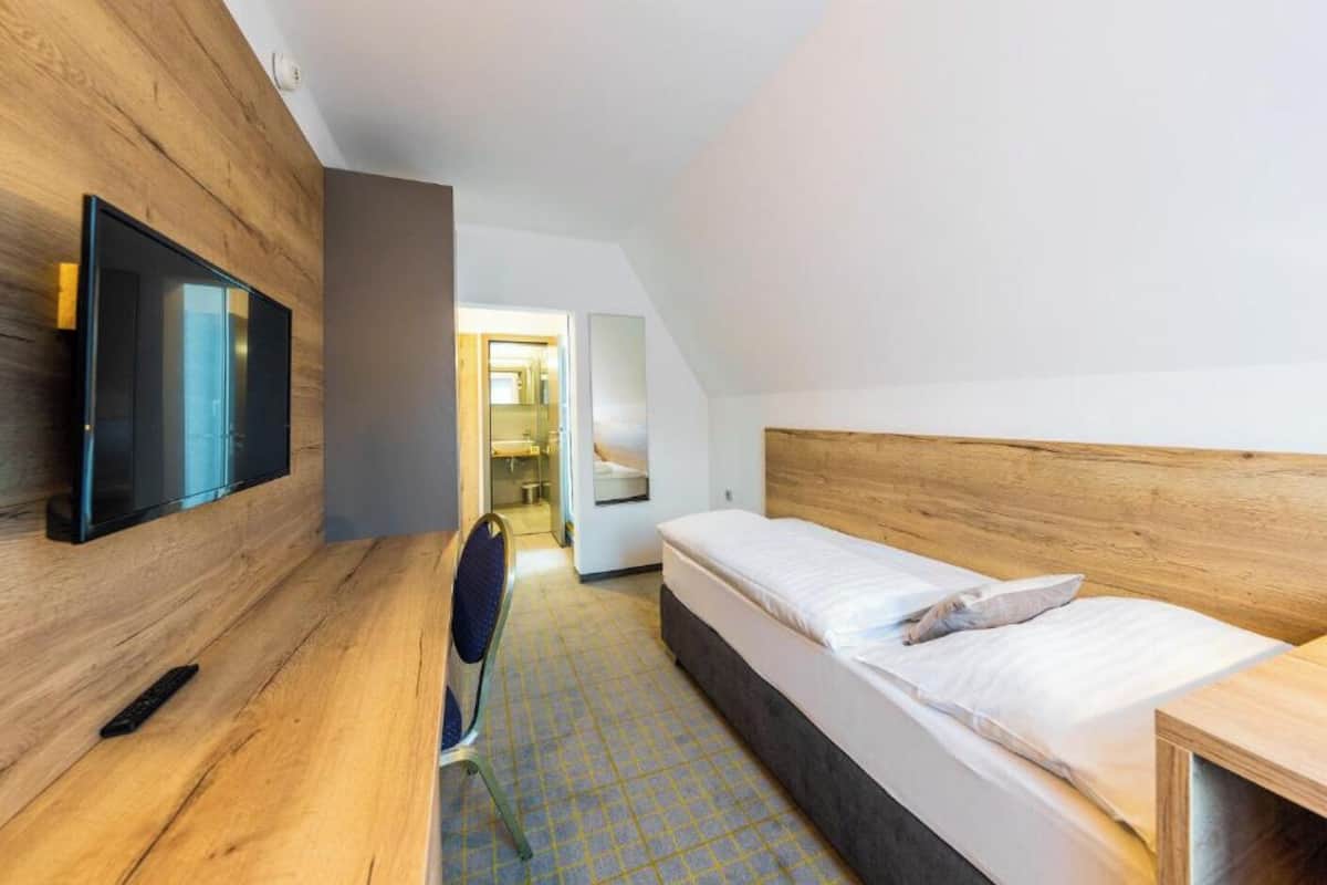 Standard Single Room | Desk, laptop workspace, WiFi (free), bed sheets