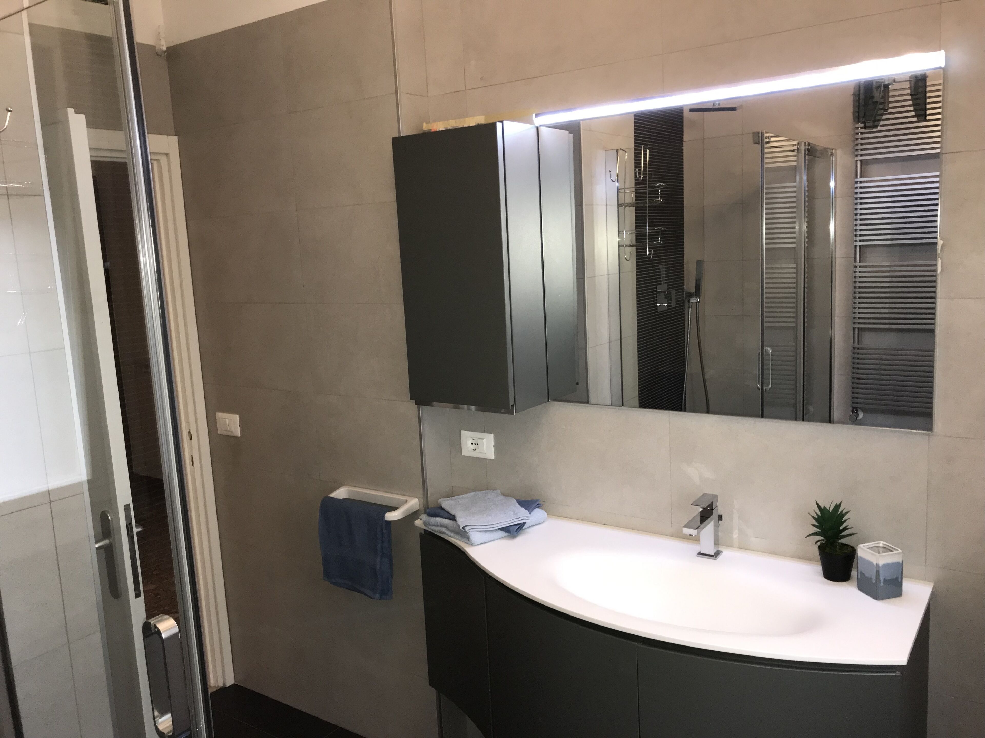 Kostenlose Toilettenartikel, Haartrockner, Handtücher, Toilettenpapier