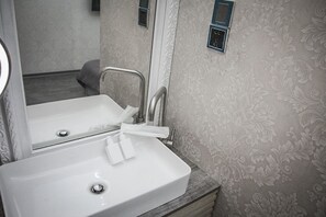 Bathroom sink - Summer night (Tainan)