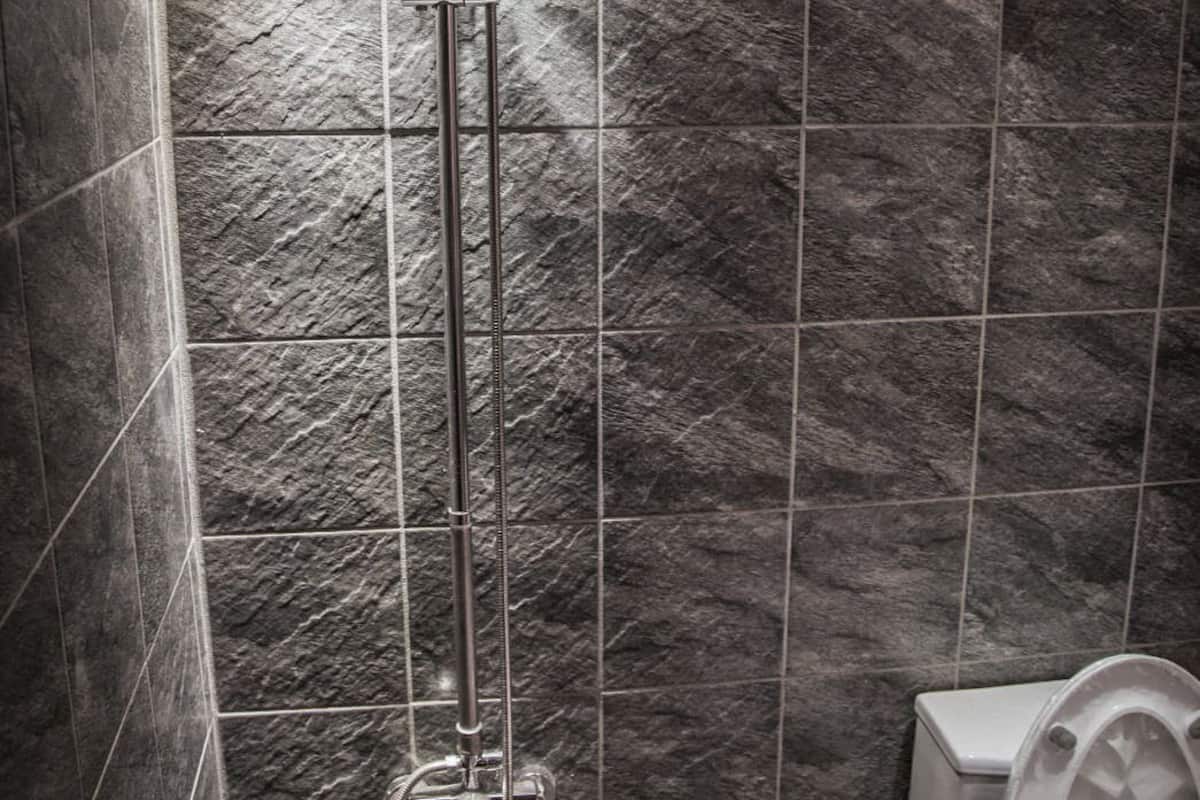 Dusche, kostenlose Toilettenartikel, Haartrockner, Hausschuhe