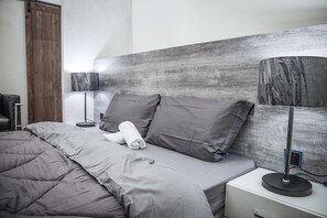 Double Room | Blackout drapes, bed sheets - Summer night (Tainan)