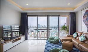 Appartement Présidentiel, 3 chambres, balcon, vue ville | Salle de séjour | TV connectée de 49 pouces avec chaînes par satellite, télévision