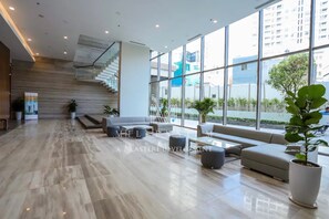 Coin salon dans le hall