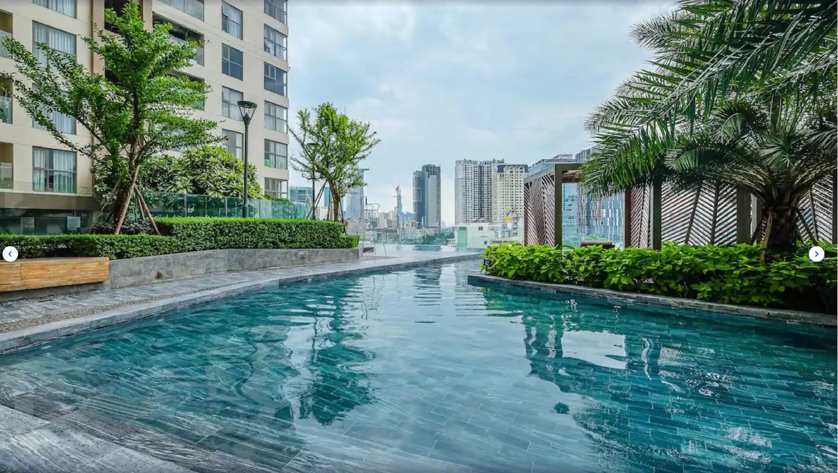 Alberca al aire libre, sombrillas en la alberca y camastros 