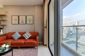 Premium-Apartment, 2 Schlafzimmer, Balkon, Stadtblick | Wohnbereich | 49-Zoll-Smart-TV mit Satellitenempfang, Fernseher, Pay-TV
